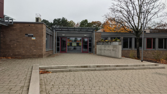 Haupteingang der Schule am Ilmer Barg in Roydorf