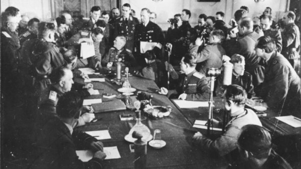 Offiziere der deutschen Wehrmacht unterzeichnen am 8. Mai 1945 die bedinglose Kapitulation Deutschlands
